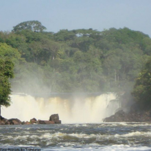 Cachoeira Porteira, no Rio Trombetas...